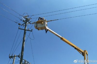 信豐縣供電公司帶電搭接崇仙鄉龍州蔬菜基地專(zhuān)變引線(xiàn)作業(yè)