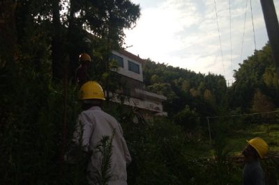 衡山縣供電公司10千伏東湖線(xiàn)開(kāi)展砍青工作