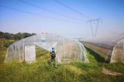 湖北檢修公司在超高壓線(xiàn)路附近向農戶(hù)宣傳線(xiàn)路防外破知識