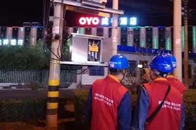 華山景區周邊民宿巷里易過(guò)載配變展開(kāi)夜間巡視