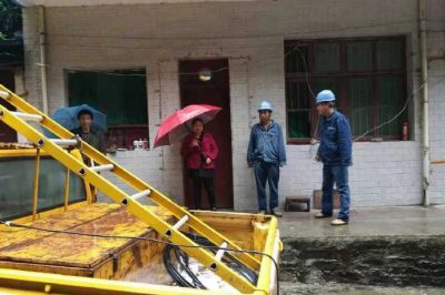 鄠邑區供電公司冒雨搶修山體滑坡?lián)p毀的線(xiàn)路