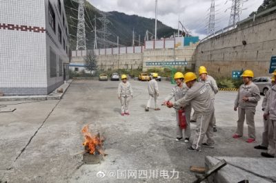 藏區黨員服務(wù)隊雅江運維班組織全體當值人員進(jìn)行事故預想消防演練
