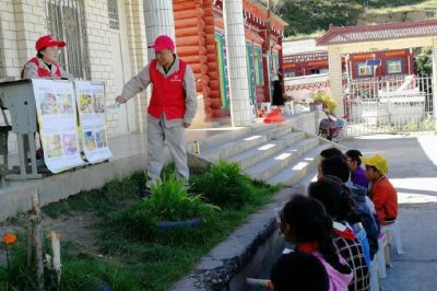 遂寧供電公司爐霍運維班對學(xué)校用電設備進(jìn)行排查