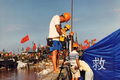 1998年：照亮抗洪保電現場(chǎng)