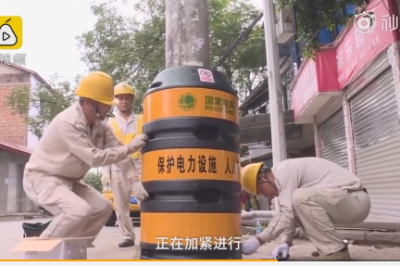 低頭族福音！電桿穿上“防撞衣”  夜晚還能反光