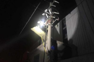 東?？h供電公司搶修受到影響的兩臺用戶(hù)變壓器