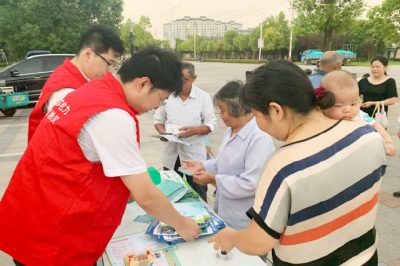 常熟市供電公司到沙家浜鎮萬(wàn)豐家園大門(mén)口進(jìn)行安全用電宣傳