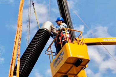 220千伏東坡變電站進(jìn)行套管提引線(xiàn)安裝工作