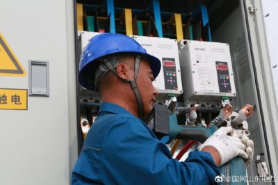 高密供電公司在濰坊高密市井構鎮前泊子村進(jìn)行增容改造施工