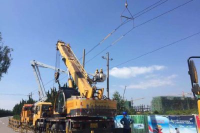 黃島區供電公司帶電作業(yè)撤除10千伏石鳴甲線(xiàn)021號桿并重新組立線(xiàn)桿