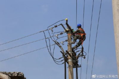 臨沂供電公司檢修人員對10千伏太平工業(yè)二線(xiàn)進(jìn)行檢修作業(yè)