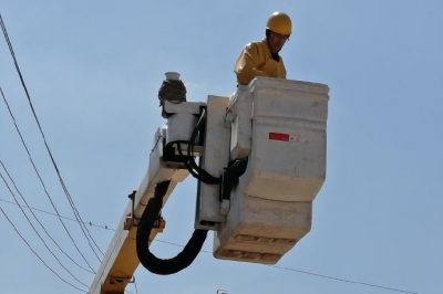 龍口市供電公司帶電作業(yè)為線(xiàn)路加裝電流監測裝置