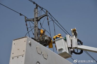 東平縣供電公司10千伏文秀線(xiàn)29號桿帶電作業(yè)