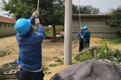 平度市供電公司對云山鎮李家場(chǎng)村機井通電線(xiàn)路進(jìn)行遷移改造