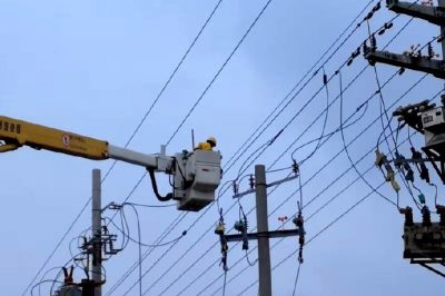 陵城區供電公司為公交公司變壓器帶電接火