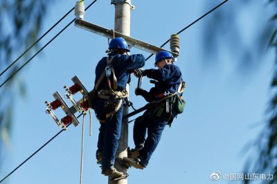 濟陽(yáng)區供電公司員工對10千伏鎮北線(xiàn)進(jìn)行檢修改造