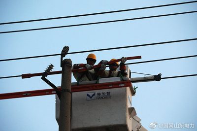 成武縣供電公司帶電拆除了10千伏新大街線(xiàn)37號桿