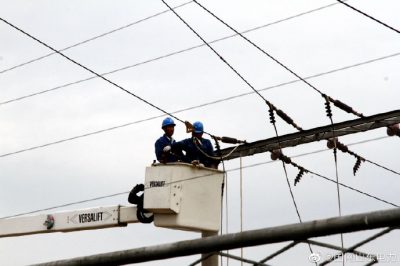 蓬萊市供電公司緊急拆除安香線(xiàn)及電容器出線(xiàn)電纜