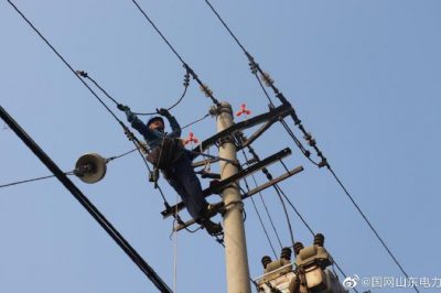 廣饒縣供電公司對10千伏生金線(xiàn)開(kāi)展檢修作業(yè)