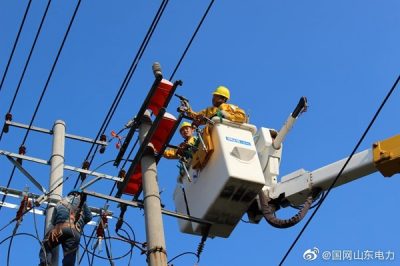 陽(yáng)信縣供電公司在10千伏雷家線(xiàn)帶電作業(yè)