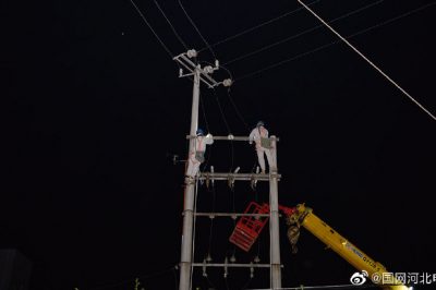 深夜零點(diǎn)對10千伏獻工線(xiàn)路拆除導線(xiàn) 配變 架設導線(xiàn)