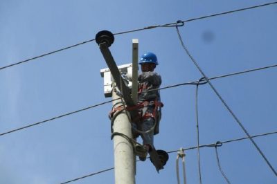 元氏縣供電公司對“煤改電”項目配套電力設施進(jìn)行改造