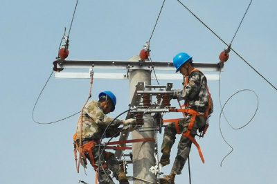 滿(mǎn)城區供電公司電力小哥對老化線(xiàn)路金具進(jìn)行更換