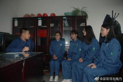 2019年新入職的4名青年員工虛心向電力調度控制中心主任請教咨詢(xún)