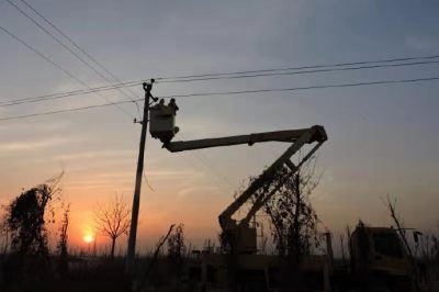 任縣供電公司在10千伏任河線(xiàn)074路進(jìn)行帶電作業(yè)