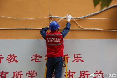 任縣供電公司到轄區內敬老院檢查維修室內外低壓線(xiàn)路