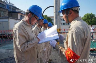溧陽(yáng)市供電公司在周城實(shí)訓基地開(kāi)展帶電作業(yè)模擬演練