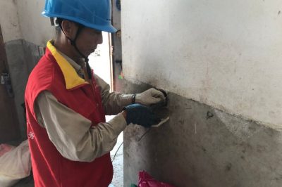 海寧市供電公司為貧困家庭進(jìn)行安全用電檢查和設備維護