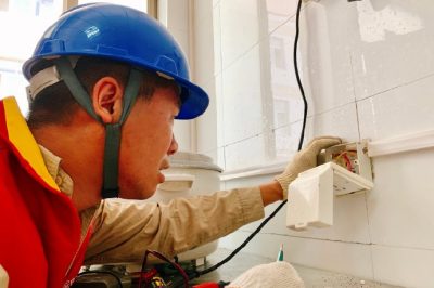 吳江區供電公司來(lái)到松陵鎮八坼敬老院開(kāi)展安全用電檢查