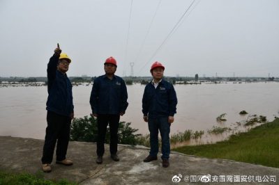 臨潼：“電小二”冒雨對跨越渭河35千伏輸電線(xiàn)路臨田線(xiàn)32號桿塔進(jìn)行特巡