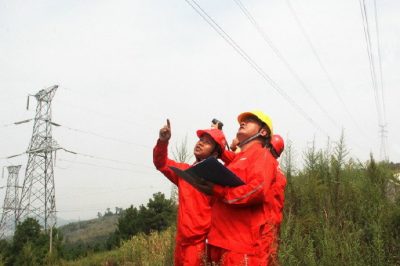 重慶豐都供電公司利用無(wú)人機巡視220千伏涪豐北線(xiàn)鐵塔