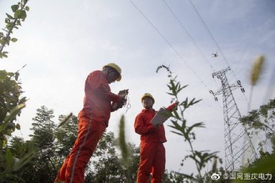 重慶璧山供電公司:紅巖服務(wù)隊節前開(kāi)展無(wú)人機巡線(xiàn)