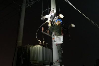 贛州開(kāi)發(fā)區供電公司在10千伏湖水線(xiàn)塔前公變更換損壞的設備線(xiàn)夾