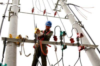 太和縣供電公司更換老化電力線(xiàn)路和用戶(hù)表 新裝200千伏安配變