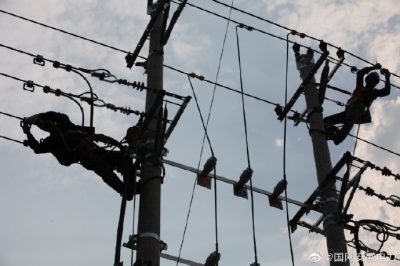 渦陽(yáng)縣供電公司進(jìn)行農網(wǎng)改造升級工程施工
