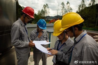 參加變電運檢勞動(dòng)競賽的參賽者正在向裁判匯報自己對故障的分析