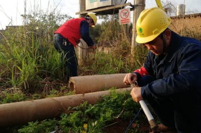 藍山縣供電公司緊急維修臺區高壓設備線(xiàn)夾斷裂