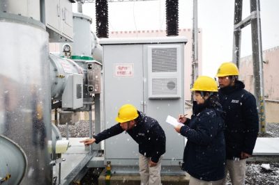 藏區黨員冒雪對110千伏理塘變電站開(kāi)展巡視