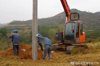 大張莊鎮溝窩臺區進(jìn)行電網(wǎng)改造施工