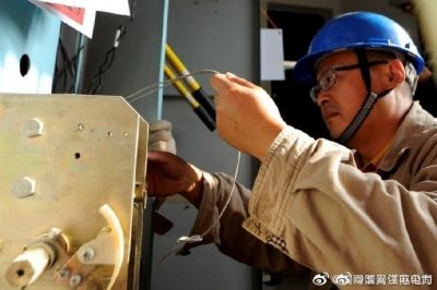 35千伏淮河變電站緊固變壓器樁頭  更換老舊電纜  重新搭接開(kāi)關(guān)機構接線(xiàn)