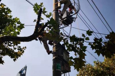姜堰區供電公司組織施工隊對10千伏馬長(cháng)線(xiàn)航道站支線(xiàn)安裝智能自動(dòng)化開(kāi)關(guān)