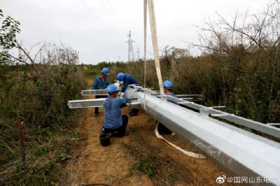 潮水機場(chǎng)路組裝并樹(shù)立起35千伏季崮線(xiàn)鋼管塔