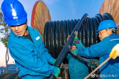 “煤改電”工程新建線(xiàn)路進(jìn)行電纜敷設作業(yè)
