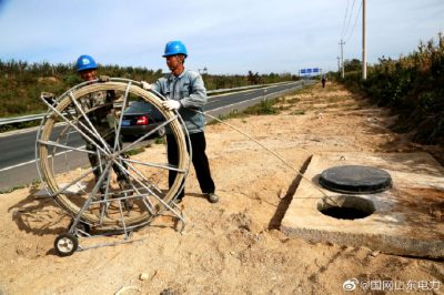 潮水機場(chǎng)路35千伏季崮線(xiàn)進(jìn)行入地電纜敷設工作