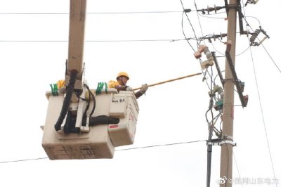莒南縣供電公司帶電處理10千伏后山線(xiàn)老子峪支線(xiàn)13號桿引線(xiàn)故障