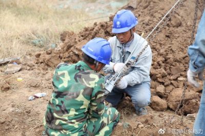 桓臺縣供電公司對10千伏東劉線(xiàn)進(jìn)行立桿架線(xiàn)工作